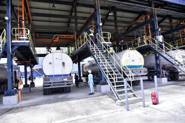 Dangote Refinery Cuts Petrol Price to ₦1,075, Reshaping Nigeria's Fuel Market