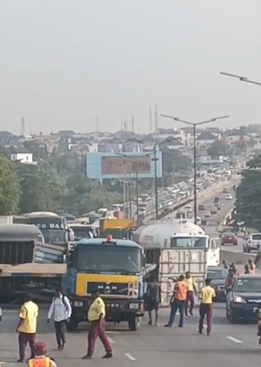 Containers Fall on Otedola Bridge, Causing Hours-Long Gridlock and Stranding Motorists