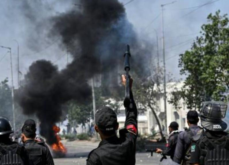 At least 22 killed, 120 injured as protesters storm US consulate in Pakistan