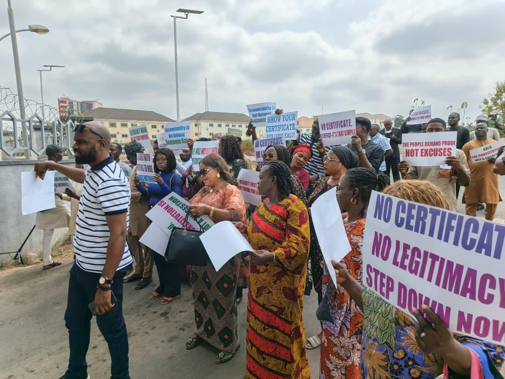 Protesters Storm Body of Benchers Over Deputy Speaker Case Inaction